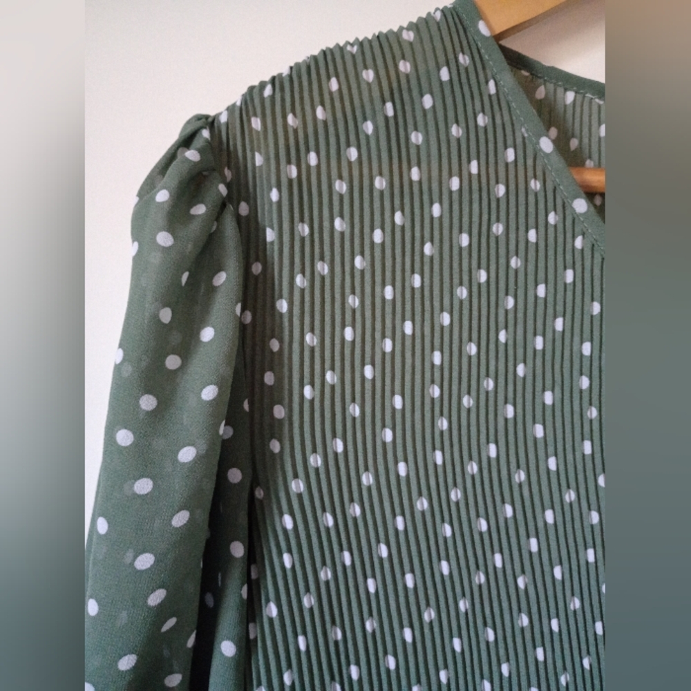 Green Polka Dot Pleated Blouse Size Medium - Picture 6 of 15